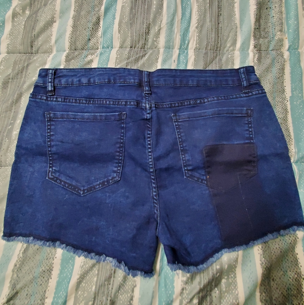 Shorts - Picture 3 of 3